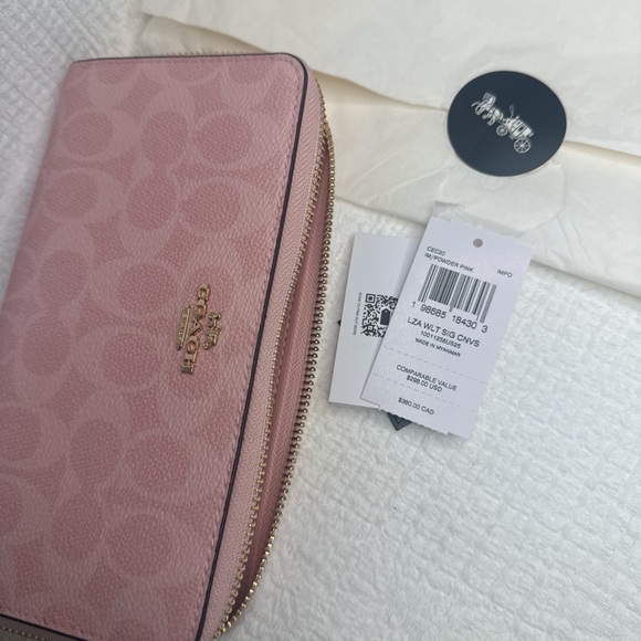 COACH Long Zip Around Wallet In Signature Canvas.
COLOR: GOLD/POWDER PINK 💕 - Picture 4 of 6